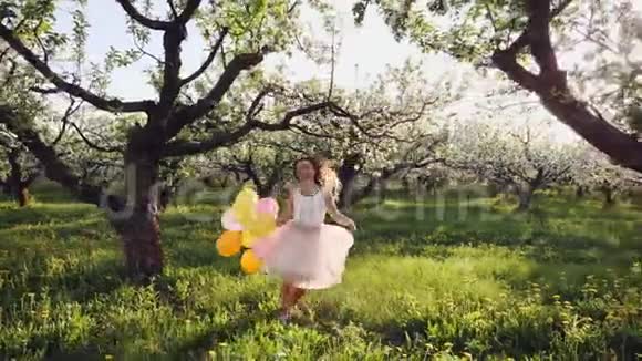 一个在苹果园玩气球十年的女孩视频的预览图