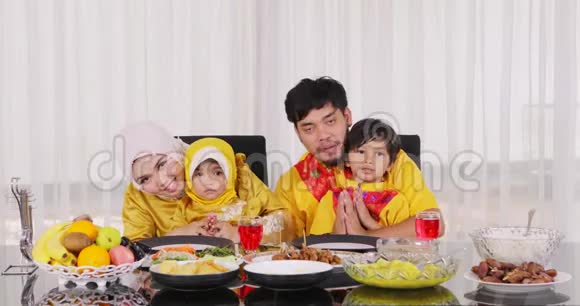 穆斯林家庭说幸福的开斋节穆巴拉克视频的预览图