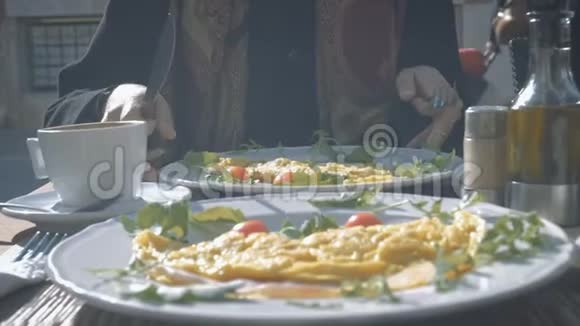 在威尼斯阳光明媚的秋日在街外吃煎蛋卷的特写女郎视频的预览图