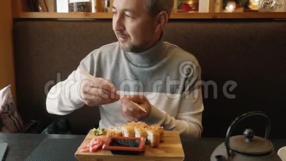 男人学会用筷子做寿司那个人看了看寿司棒上的指示哈希筷子视频的预览图