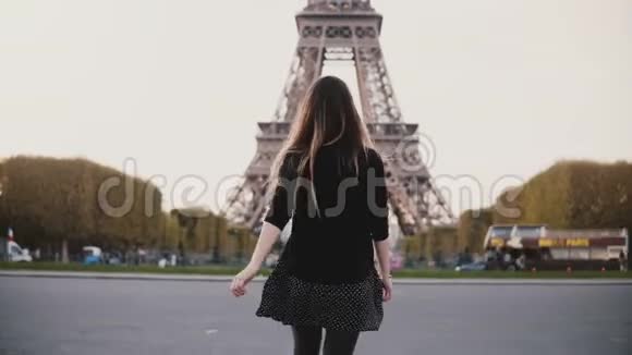 法国巴黎的埃菲尔铁塔让快乐的年轻女子感到快乐女孩对着镜头微笑并发送吹吻视频的预览图