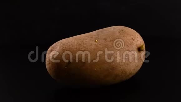 土豆在黑色背景上旋转视频的预览图