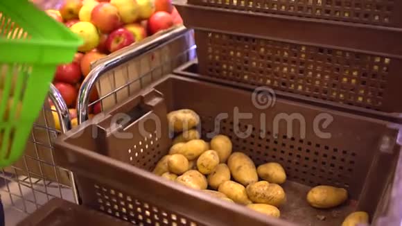 一个在超市买蔬菜土豆的女人视频的预览图