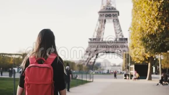 法国巴黎的埃菲尔铁塔和火星冠军附近独自行走的年轻快乐女人视频的预览图