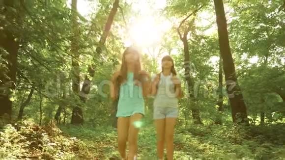 带着背包的疲惫女孩旅行者穿过森林的灌木丛远足的女人在森林里散步快乐的徒步旅行者视频的预览图
