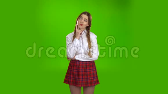 穿白色衬衫的女学生认为绿色屏幕视频的预览图