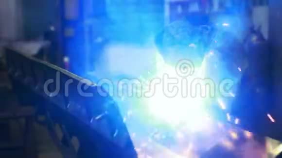 工匠在车间焊接钢结构投掷金属火花视频的预览图