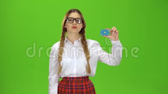 少年举起一张卡片指着它她微笑着绿色屏幕视频的预览图