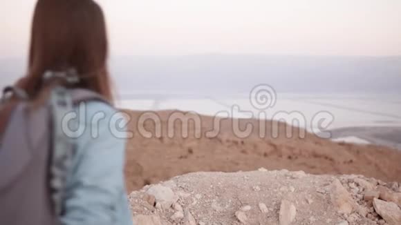 姑娘近海景臂膀阔开慢动作漂亮的高加索女人又快乐又兴奋以色列死海自由视频的预览图