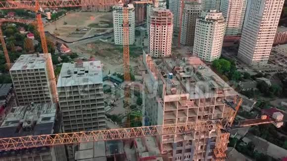空中无人机射击大城市发展区域高层建筑建设日落时分后裔视频的预览图