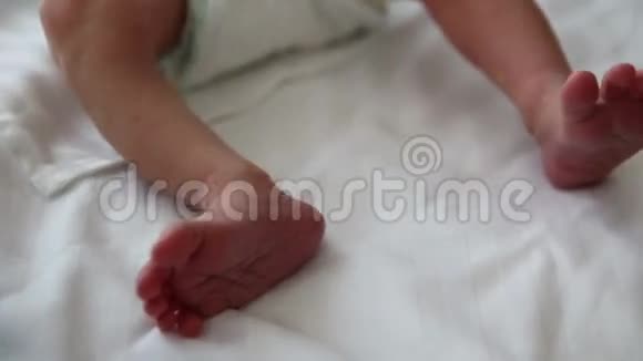 新生婴儿的腿视频的预览图