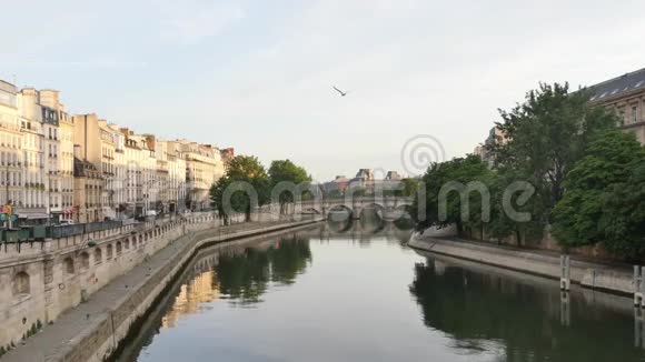塞纳河电影院靠近诺夫桥在巴黎上午视频的预览图
