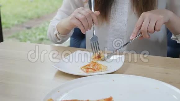 在白板上用刀叉切一块披萨视频的预览图