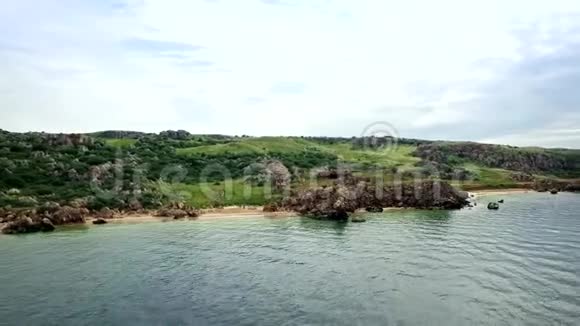 鸟瞰飞越N海岸数千个海湾在一般海滩与贝壳和岩石附近克里玛视频的预览图