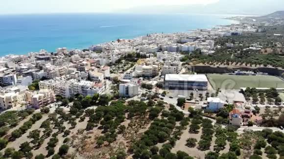 海上城市赫森尼索斯的空中全景传统的希腊白房子视频的预览图