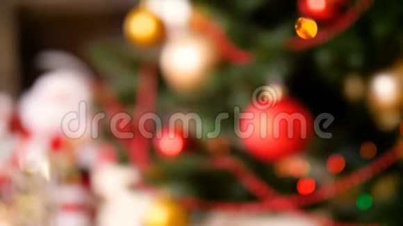 在客厅里4k片装饰精美的圣诞树上挂满了彩灯和彩灯视频的预览图