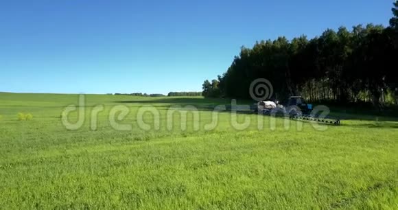 经过训练的喷雾器在绿茵场上的树影中右转视频的预览图