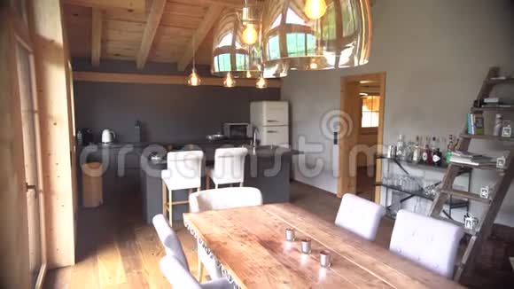 美丽的餐厅和新豪华小屋的厨房视频的预览图