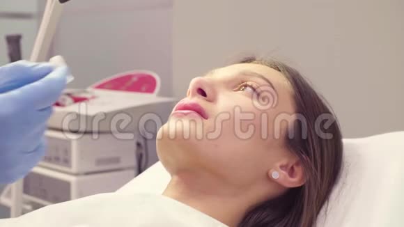 医生擦拭病人嘴唇视频的预览图