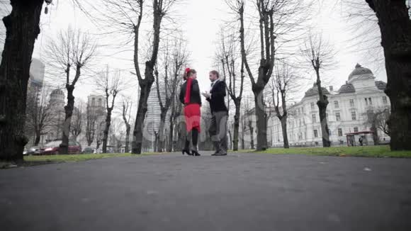 两个舞者在空旷的公园裸树间欢乐地跳舞排练视频的预览图