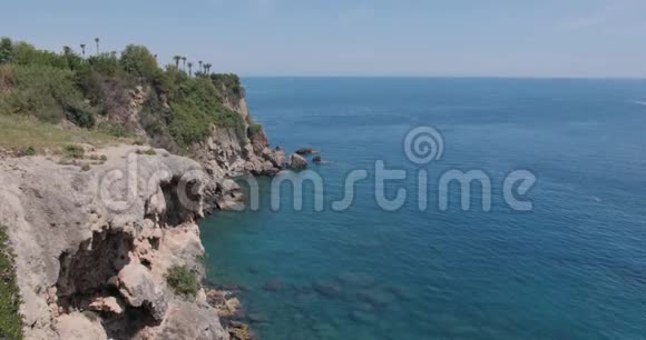 远处有岩石和安塔利亚的景色视频的预览图