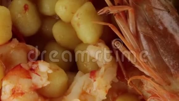 带对虾的土豆视频的预览图