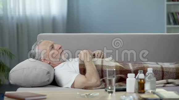 老年人躺在床上抱怨心脏病医生保健视频的预览图