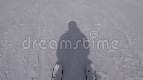 滑雪和滑雪者在冬季滑过山坡的影子视频的预览图