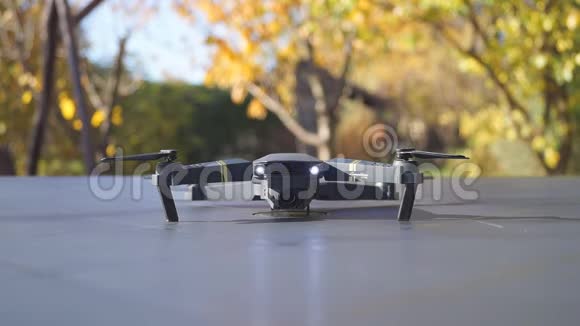 折叠式无人驾驶飞机从桌子正面起飞视频的预览图