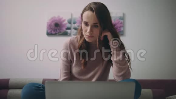 商务女性在笔记本电脑上在线打视频电话女性专业人员视频的预览图