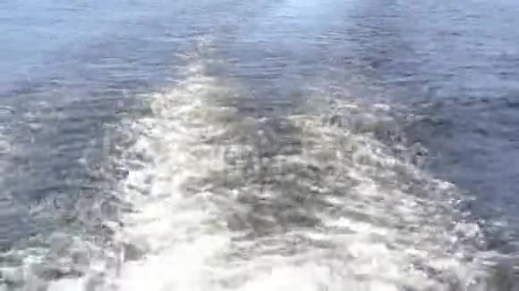 大船后面的水泡迹一直延伸到地平线视频的预览图