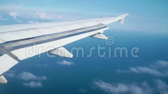 一架客机在蓝天上云飞视频的预览图