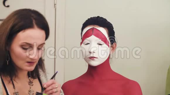 化妆师在模特脸上画轮廓视频的预览图