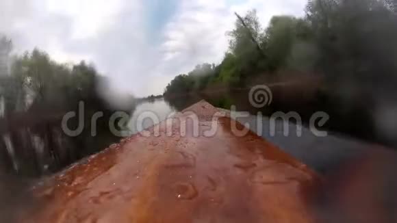 在DNEPR的支流上移动皮艇洪水中的雨从船头射击视频的预览图