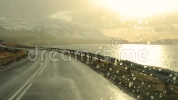 在冰岛开车下雪视频的预览图