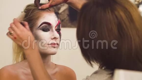 化妆师在模特儿脸上画画视频的预览图