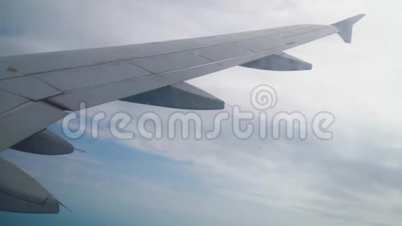 一架客机在蓝天上云飞视频的预览图