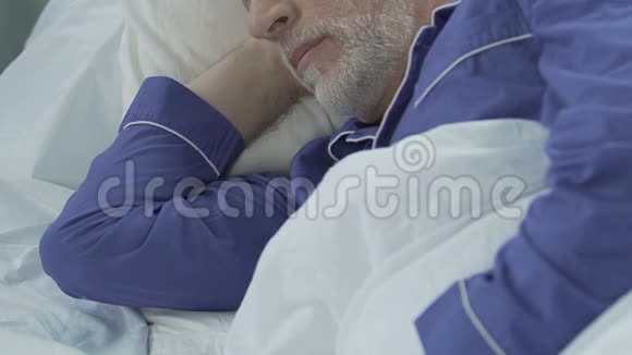 长胡子的老人侧卧着睡觉晚安恢复精力视频的预览图