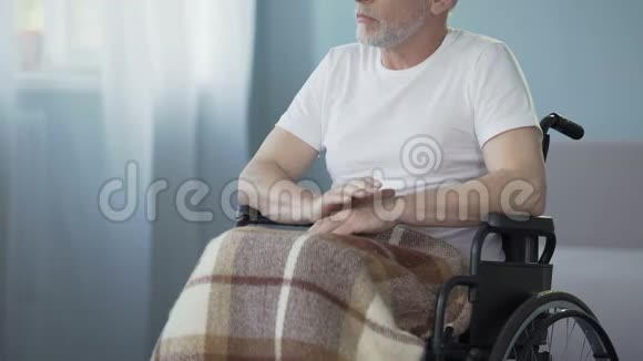 怀旧的残疾老人摸着他的手想着妻子需要支持视频的预览图