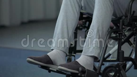 轮椅上的老男性有目的地向前移动希望能迅速康复视频的预览图