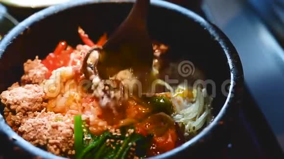 日本菜饭石碗视频的预览图