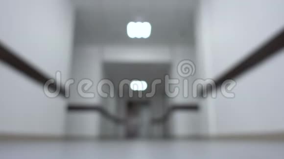 一个人沿着走廊走背景模糊俯视图透视图脚步声4s视频的预览图