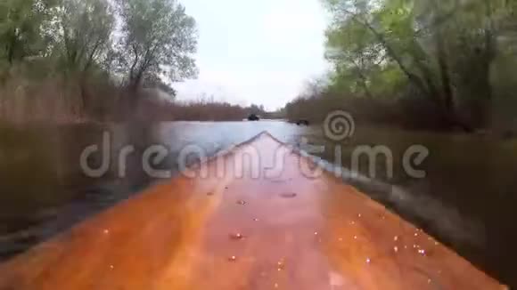 在DNEPR的支流上移动皮艇洪水中的雨从船头射击视频的预览图