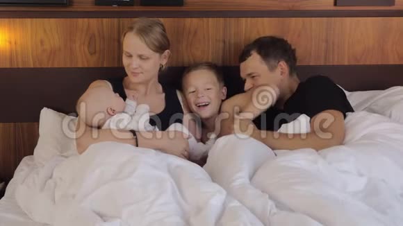 父母和孩子在睡前一起度过美好时光视频的预览图