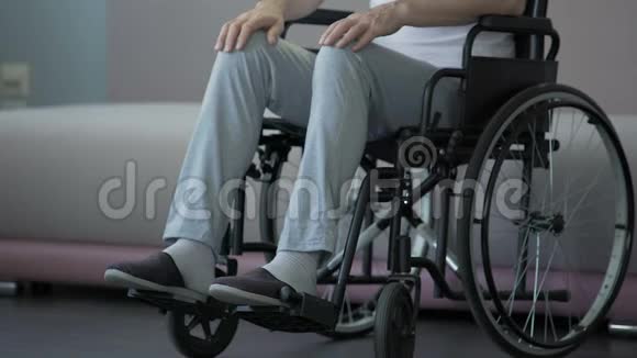 坐在轮椅上的严肃老人在重要的脊柱手术前感到紧张视频的预览图