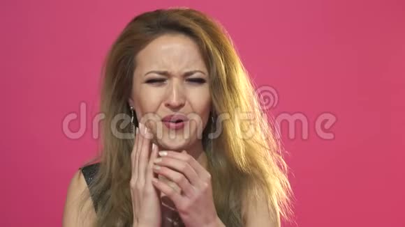 牙痛的年轻女子画像视频的预览图