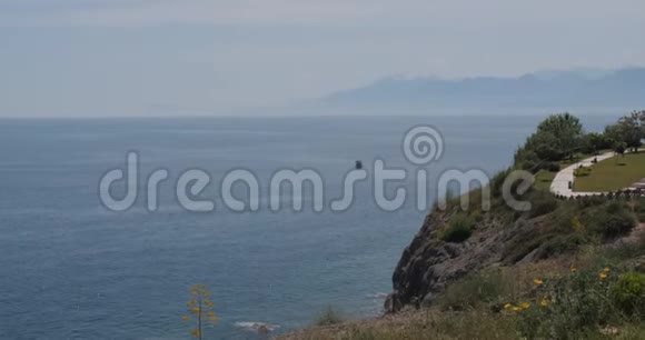 远处有岩石和安塔利亚的景色视频的预览图