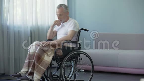 孤独老人坐在轮椅上住院希望能见到亲人视频的预览图
