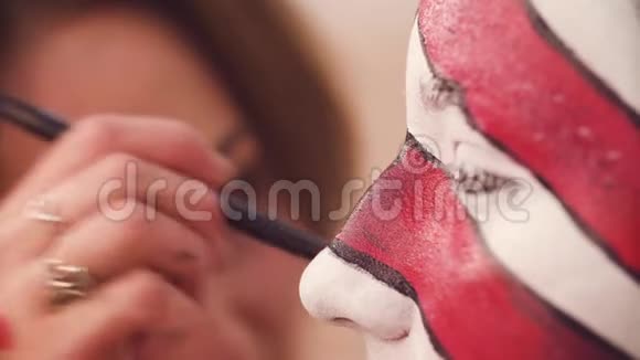 化妆师在模特脸上画线条视频的预览图