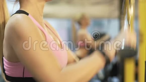 有吸引力的女性在镜子前做下拉为苗条的身体锻炼视频的预览图